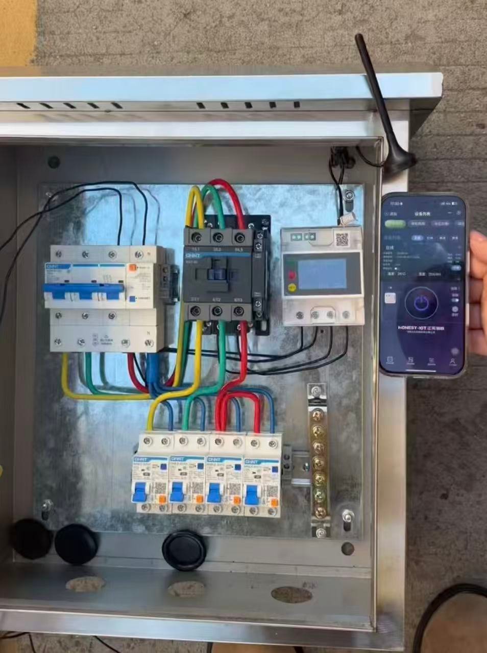 Tủ điện phân phối do người dùng cung cấp với bộ điều khiển, công tắc tơ và điện thoại